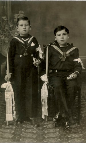 Junto a su hermano Enrique el día que hicieron la Primera Comunión – 8 de diciembre de 1934.