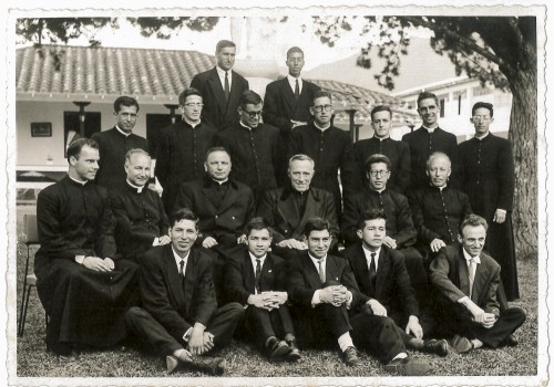Junto a grupo de estudiantes en La Ceja, Colombia durante la visita del Rector Mayor, don Renato Ziggiotti – 1957.